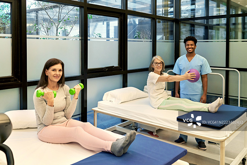 老年女性的物理治疗课程肖像图片素材