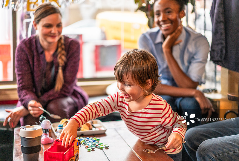 在咖啡馆玩耍图片素材