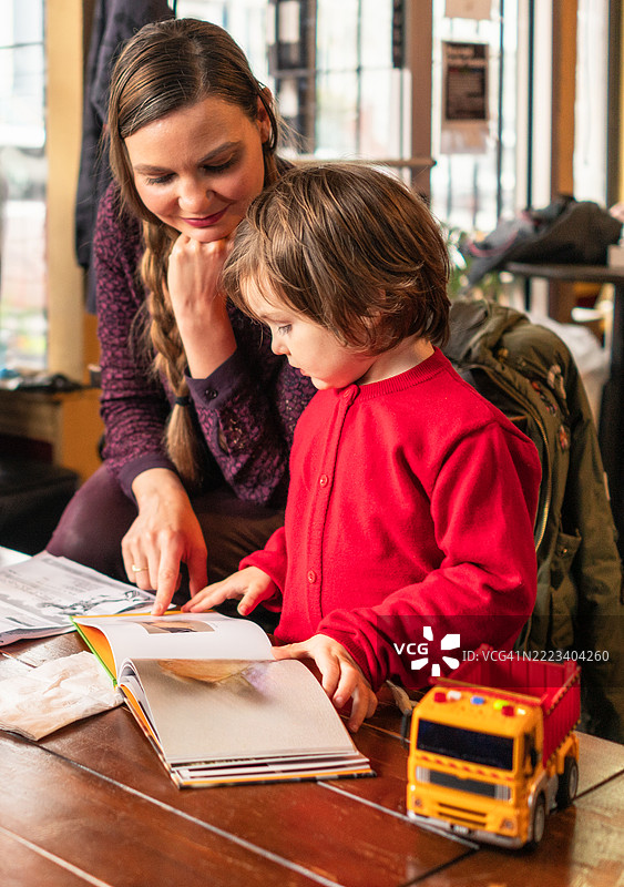给妈妈看一张照片图片素材