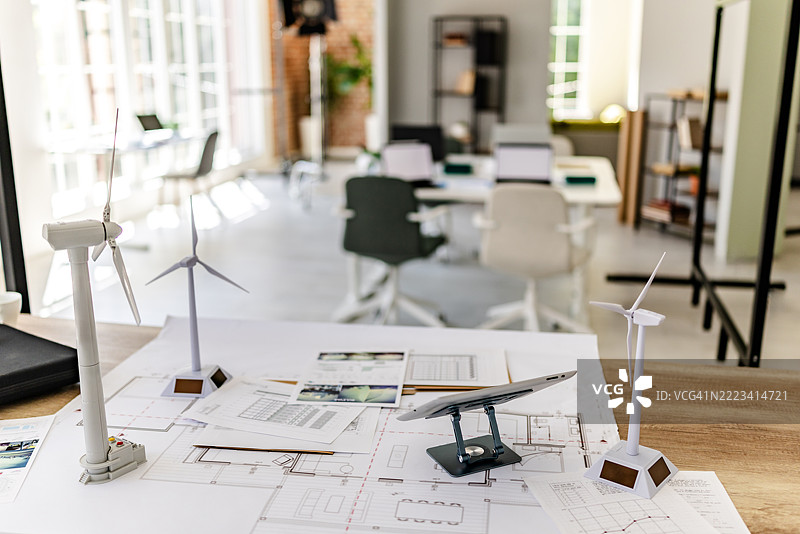 创新的办公空间，促进可持续技术项目的合作，采用斯堪的纳维亚设计风格图片素材