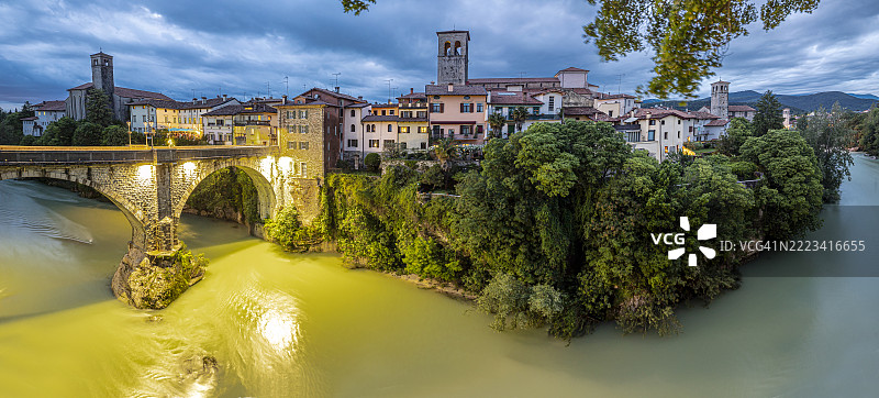 村庄,魔鬼桥(Ponte del Diavolo)和纳提索内河(Natisone river)图片素材