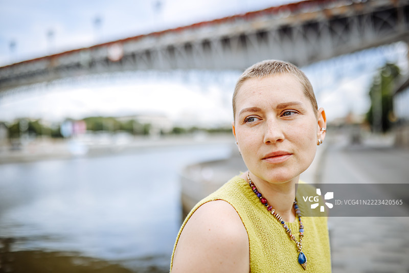 城市漫步作为疗愈之路：一位化疗后的女性在堤岸上。图片素材