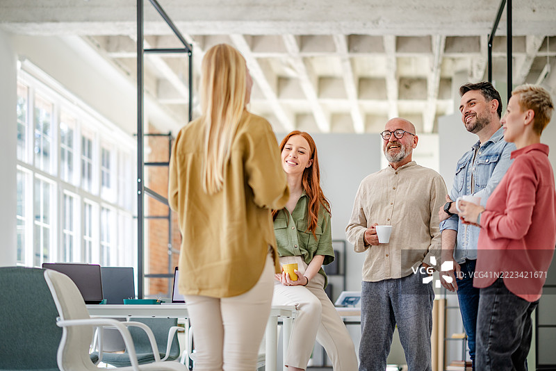 现代斯堪的纳维亚风格办公室中的协作头脑风暴会议，注重团队合作与创新图片素材