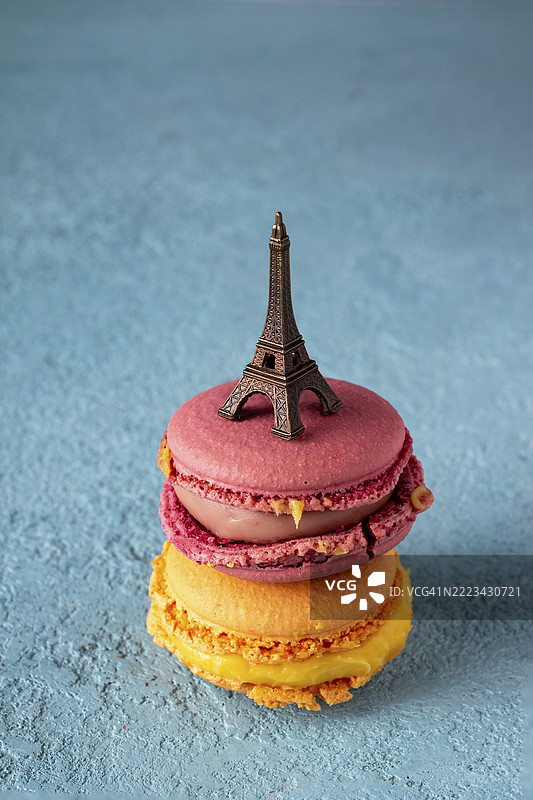 蓝色背景上的马卡龙与埃菲尔铁塔的雕像图片素材