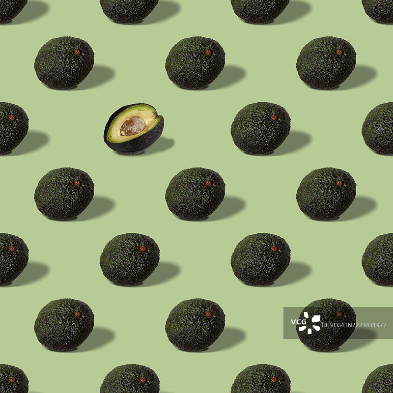 成熟的鳄梨果实在绿色背景上，连续图案图片素材
