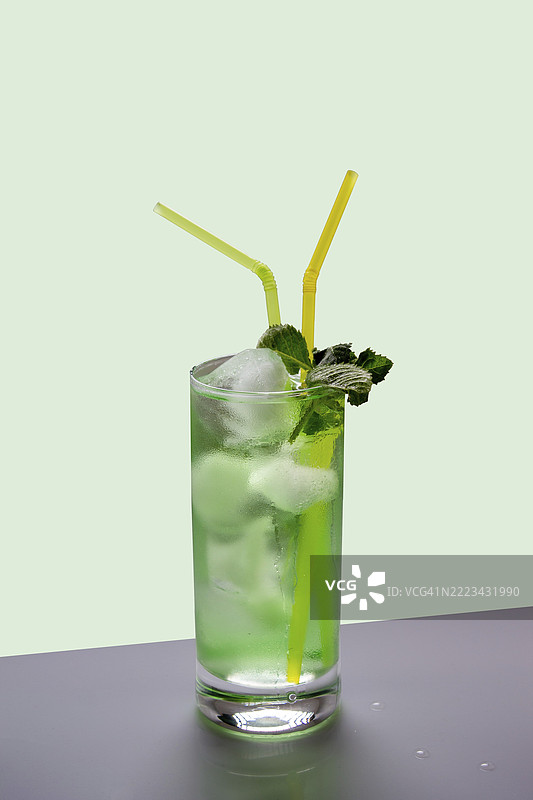 玻璃杯中的薄荷冰鸡尾酒图片素材