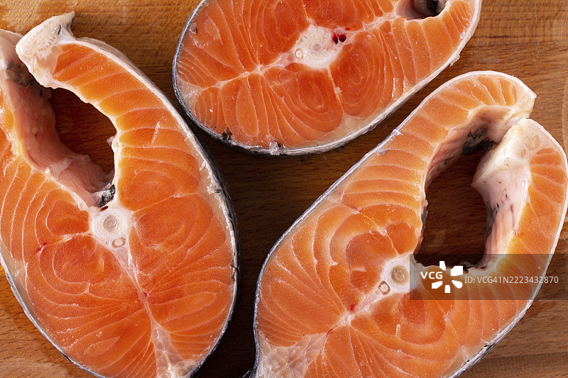 木板上的三文鱼排，特写图片素材