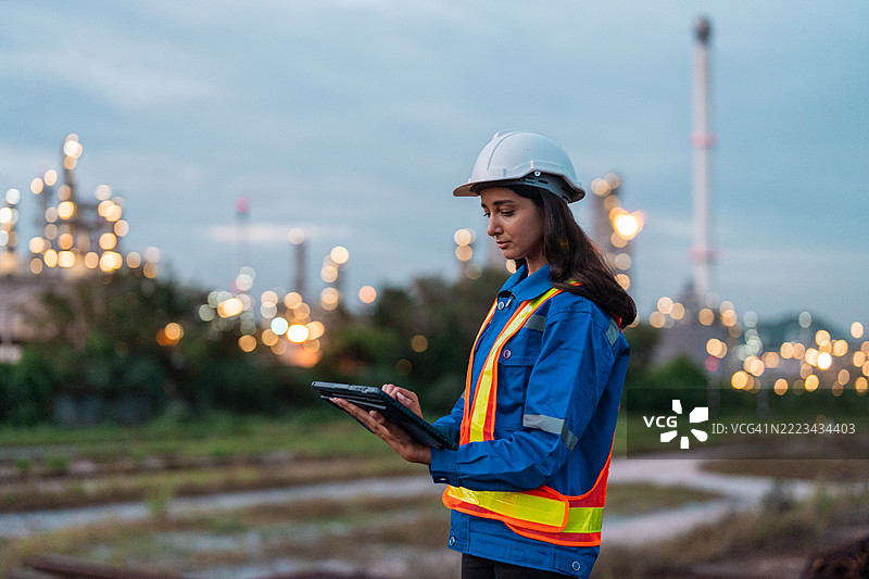 一位来自拉丁美洲的工程师在工业厂房夜间工作图片素材