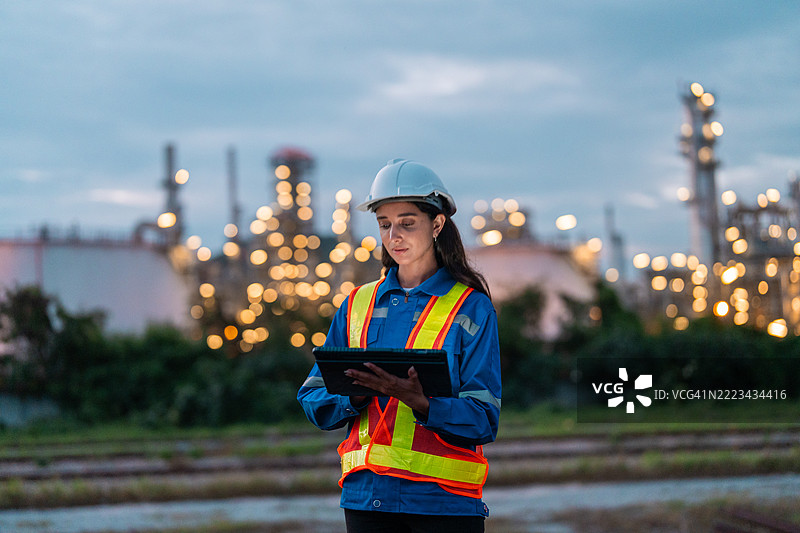 一位来自拉丁美洲的工程师在工业厂房夜间工作图片素材