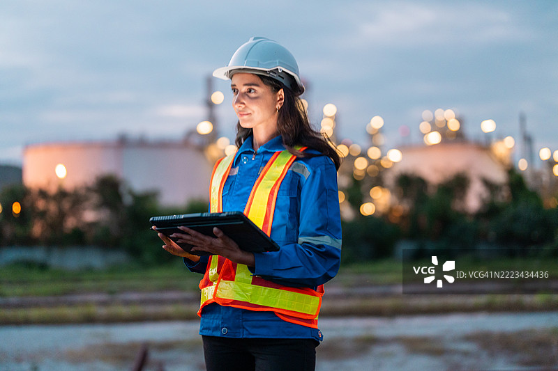 一位来自拉丁美洲的工程师在工业厂房夜间工作图片素材