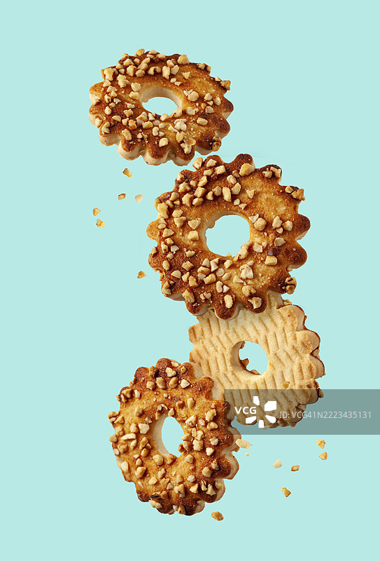 蓝色背景上的环形坚果黄油饼干图片素材