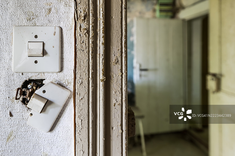 一座废弃建筑墙上的两个旧电开关图片素材
