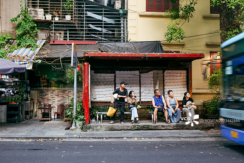 河内老城区的传统老式公交站图片素材