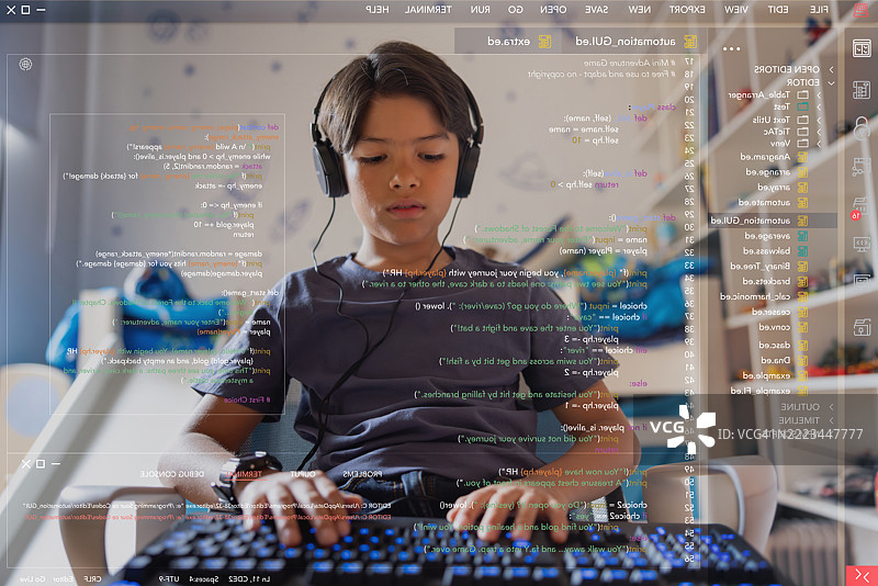 聪明的男孩在家里用电脑编程图片素材