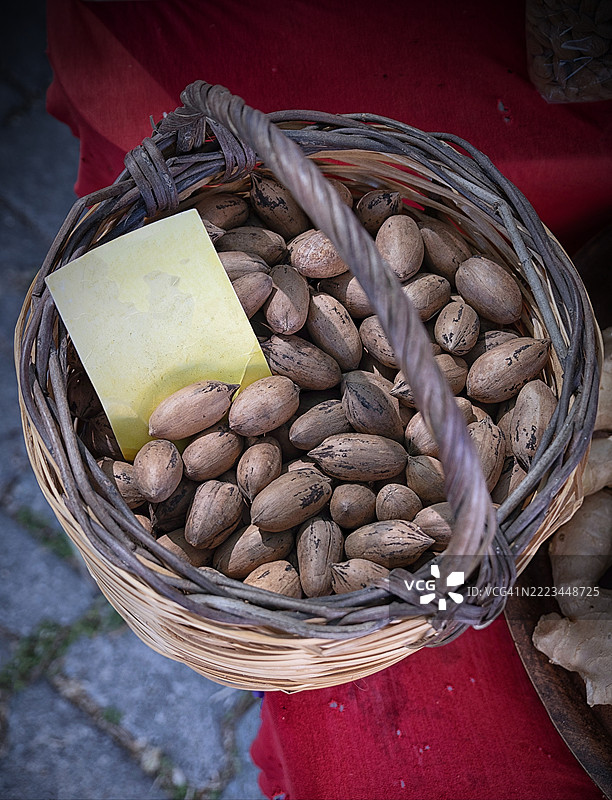 高角度视图的胡桃放在篮子里图片素材