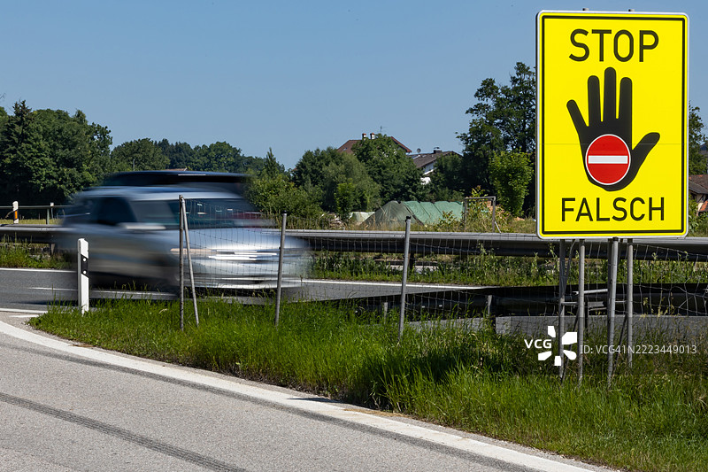 德国高速公路上的错误行驶警告标志图片素材