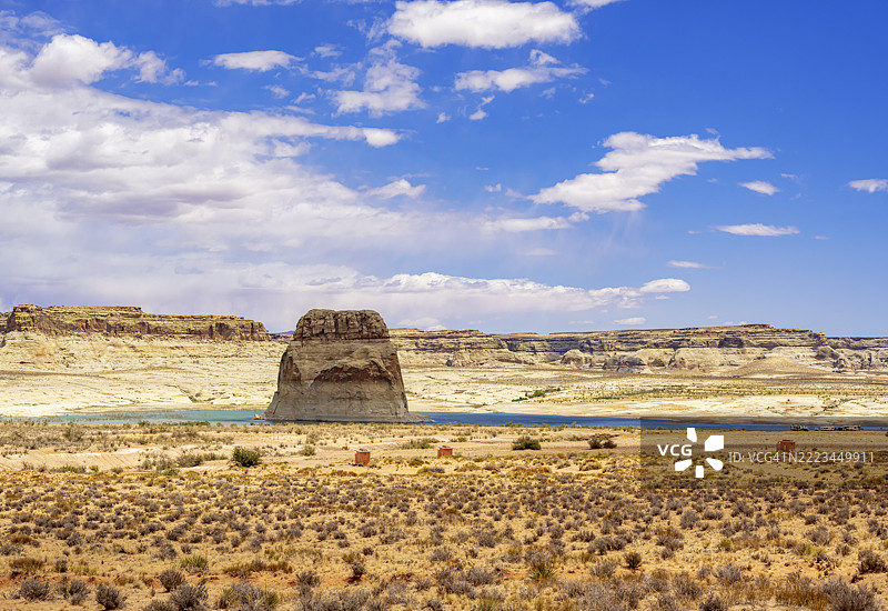 犹他州佩奇附近的格伦峡谷国家休闲区，鲍威尔湖的瓦韦普湾中的孤石图片素材