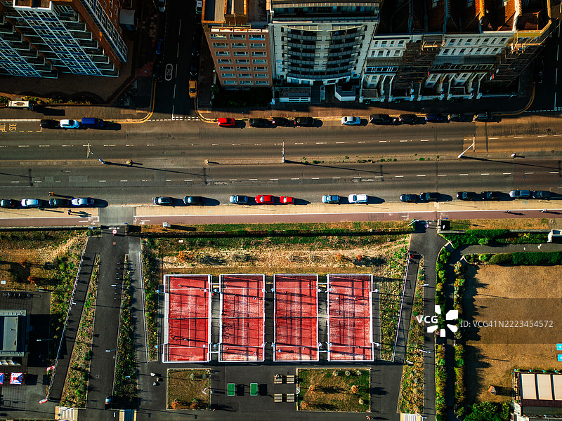 英国东萨塞克斯霍夫海滨上空俯瞰打壁球的人们图片素材