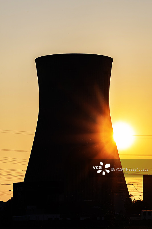 日落时分的明亮阳光下的冷却塔图片素材