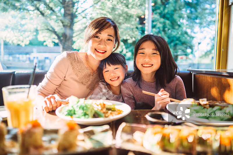 快乐的亚洲家庭在日本餐厅一起享用美食图片素材