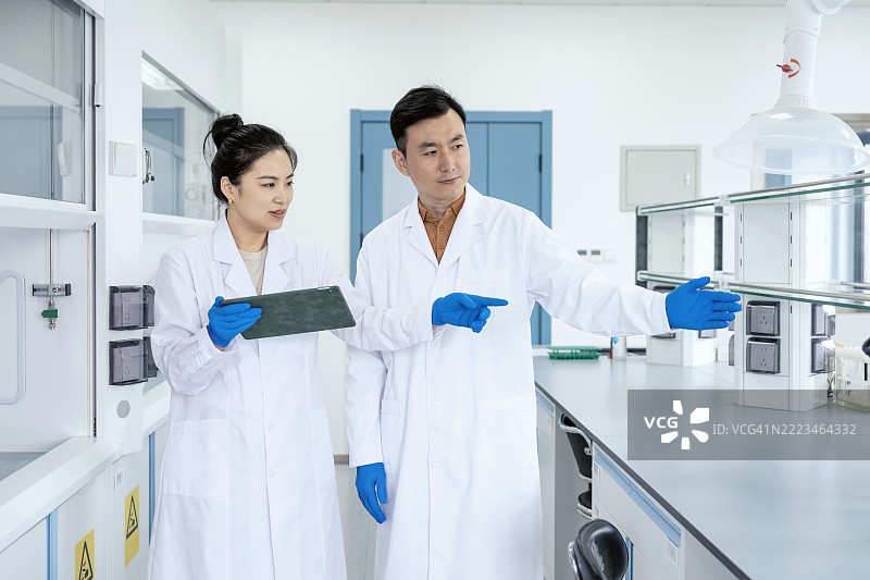 亚洲科学家在实验室讨论实验结果。科学实验室中的研究与开发概念。图片素材