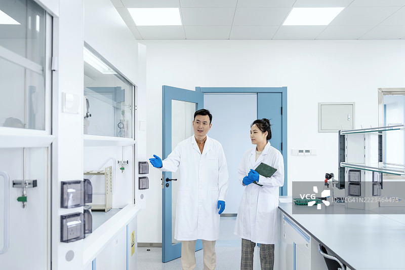 亚洲科学家在实验室讨论实验结果。科学实验室中的研究与开发概念。图片素材
