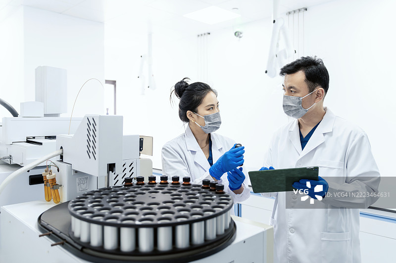 亚洲科学家在实验室讨论实验结果。科学实验室中的研究与开发概念。图片素材