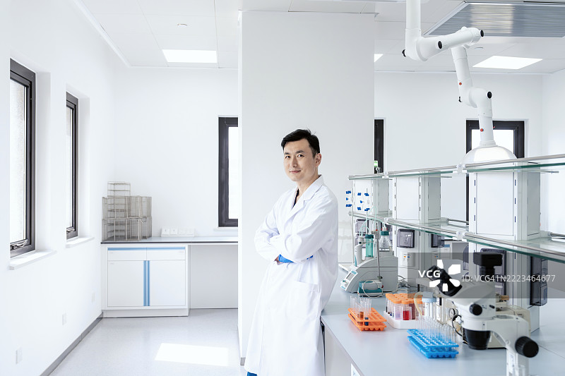亚洲科学家在实验室中看着镜头的肖像。科学实验室中的研究与开发概念。图片素材