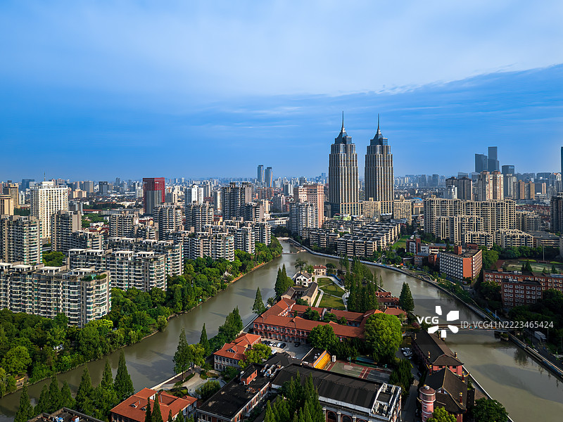苏州河岸的夜景真是一幅绚丽多彩的灯光画卷。图片素材