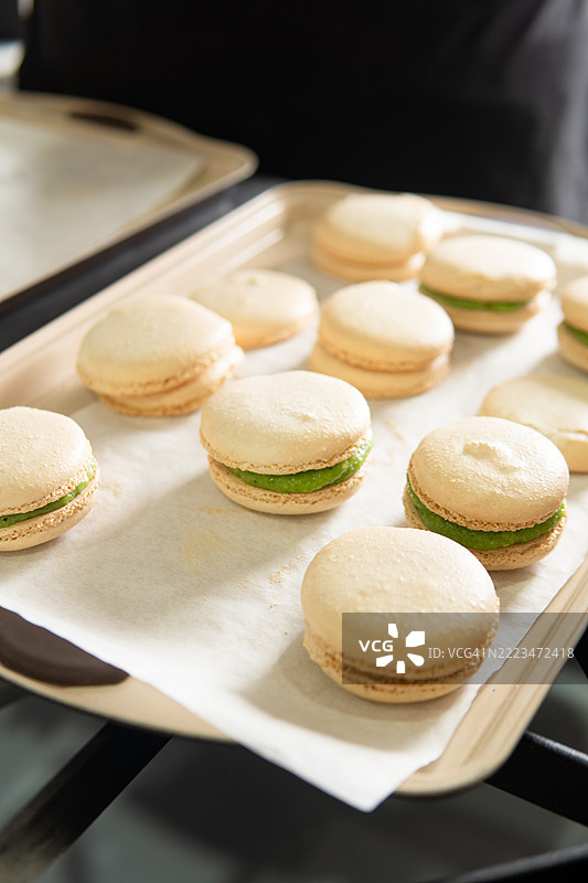 糕点师制作美味的开心果奶油夹心马卡龙图片素材