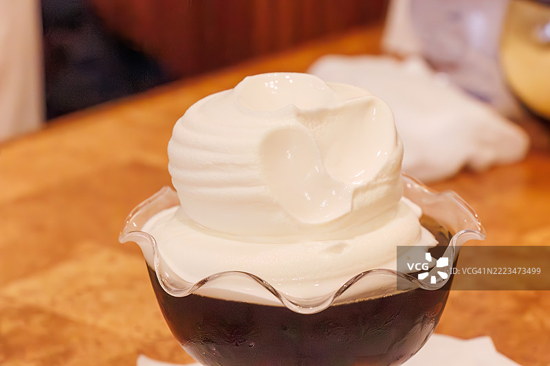 伊东一家知名咖啡馆。您可以品尝他们的特色甜点。我尝试了咖啡果冻、法式布丁和冰淇淋圣代。图片素材