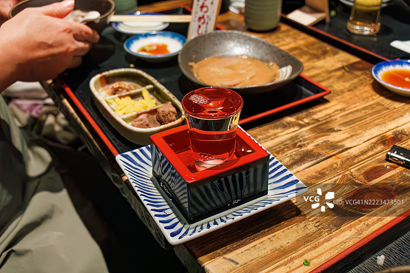 我们喝的是来自静冈县的Isojiman大吟酿。酒杯、枡和盘子都装满了。图片素材