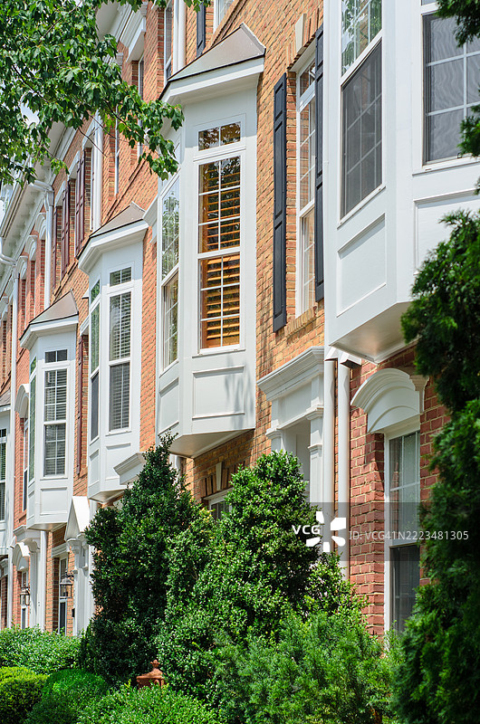 住宅社区中的一排联排别墅图片素材