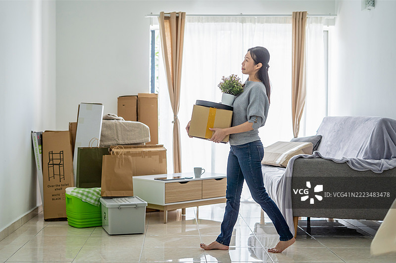 女人在新家 unpacking 物品图片素材