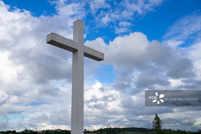 耶稣雕像与十字架。图片素材