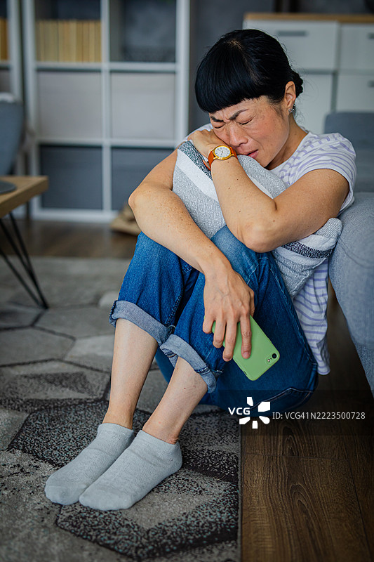 独自思考的女人 – 面对生活挑战图片素材