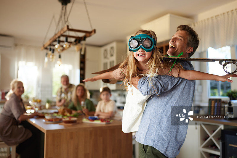 我像飞机一样飞，爸爸！图片素材