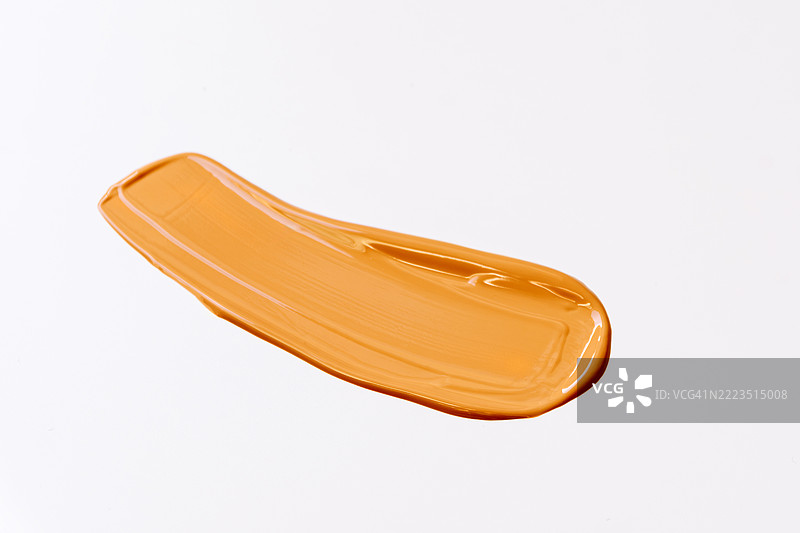 基础化妆品的笔触或色块，孤立在白色背景上；护肤品或自晒胶的涂抹或色块，孤立在白色背景上。图片素材