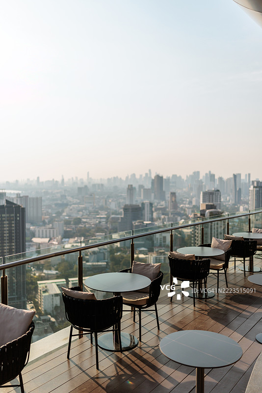 曼谷城市景观的屋顶酒吧露台图片素材
