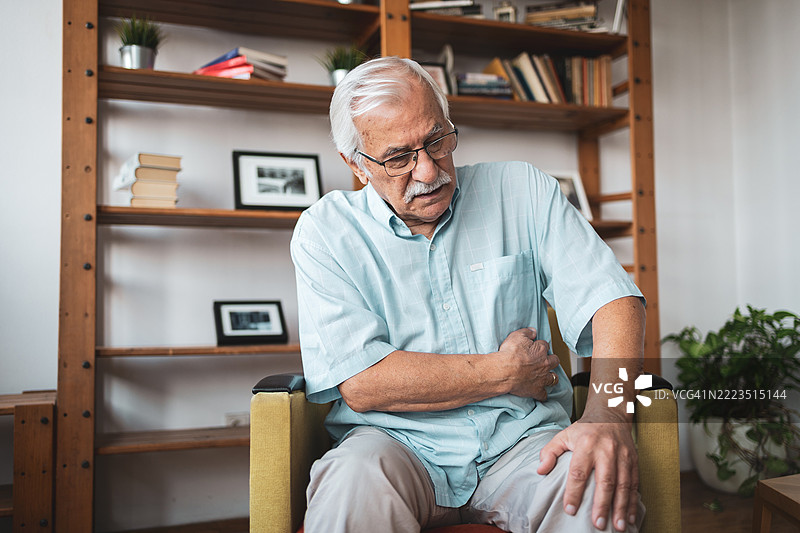 老年人在家中感到手臂疼痛图片素材