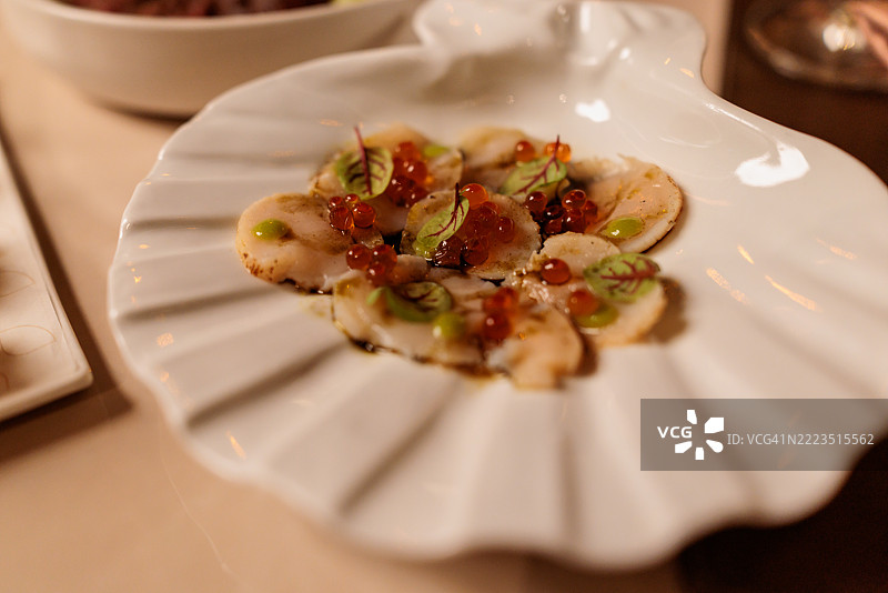 优雅呈现的海扇贝生鱼片图片素材