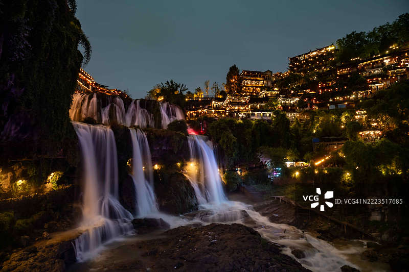 中国芙蓉镇的房屋和瀑布图片素材