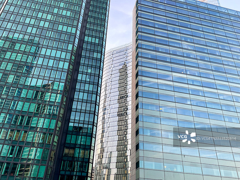仰视蓝天白云下的玻璃摩天大楼图片素材