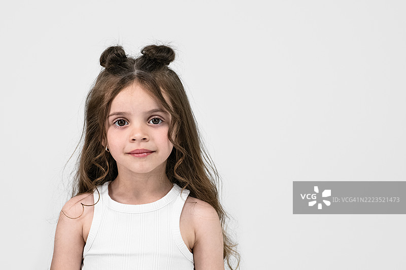 白色背景上沉思的小女孩特写肖像图片素材