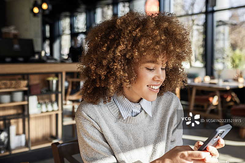年轻女性在浏览手机图片素材