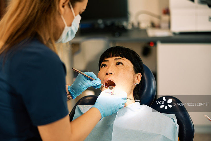 日本女性在诊所接受牙科护理图片素材