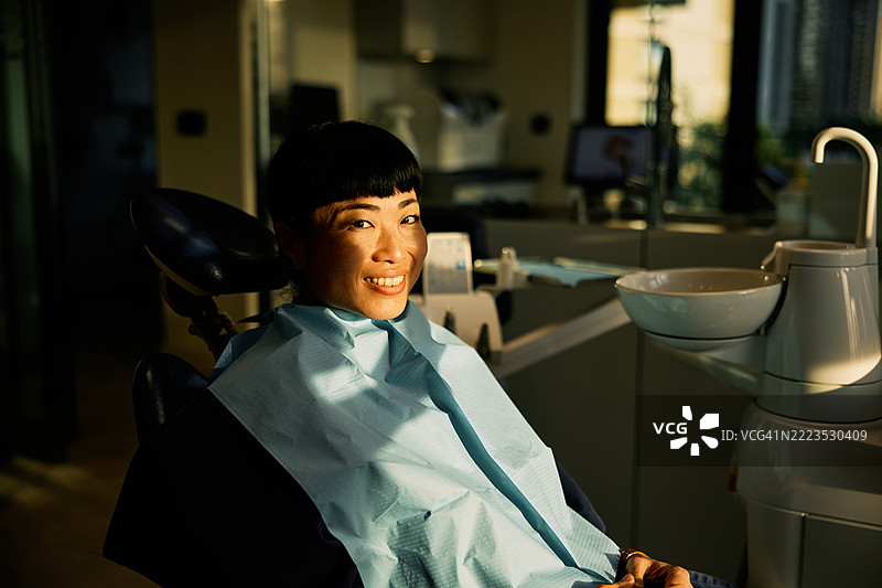 微笑的日本女性在牙科诊所内图片素材