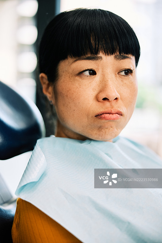 担忧的日本女性在牙科诊所图片素材