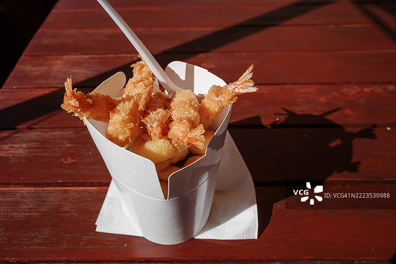 一个装满酥脆炸虾天妇罗的纸质外卖盒。图片素材