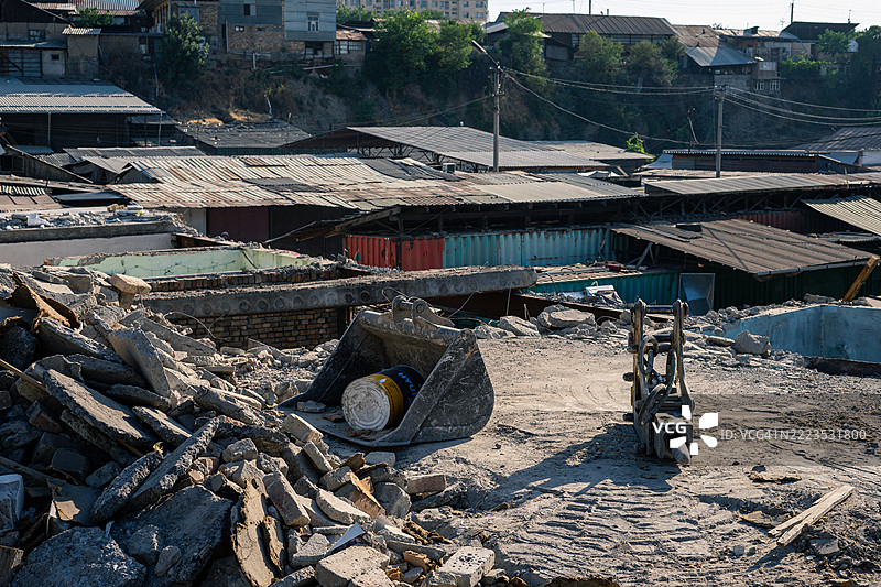 吉尔吉斯斯坦奥什的拆迁现场，挖掘机铲斗和电锤。图片素材